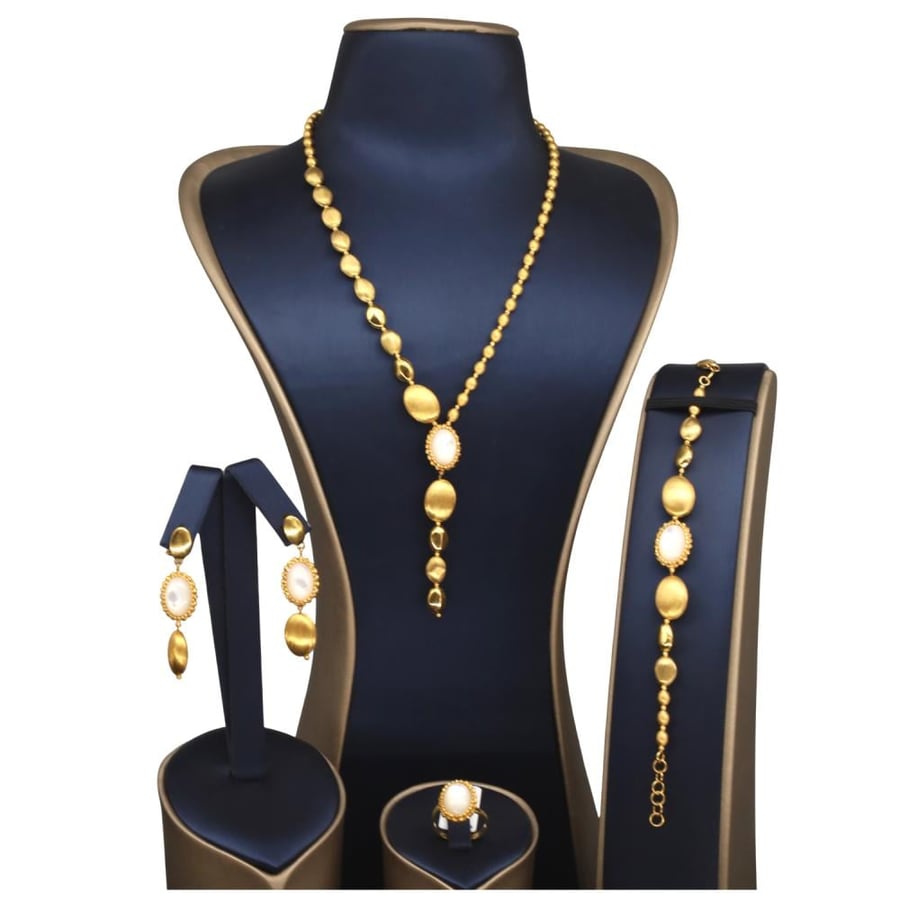 White quartz stone set