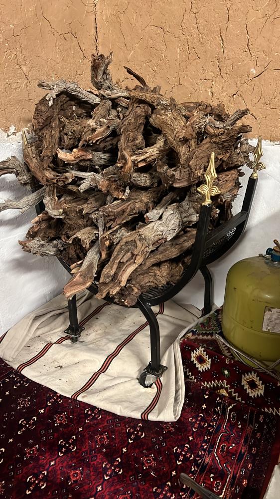 حامل حطب صغير داخل المشب - المجلس