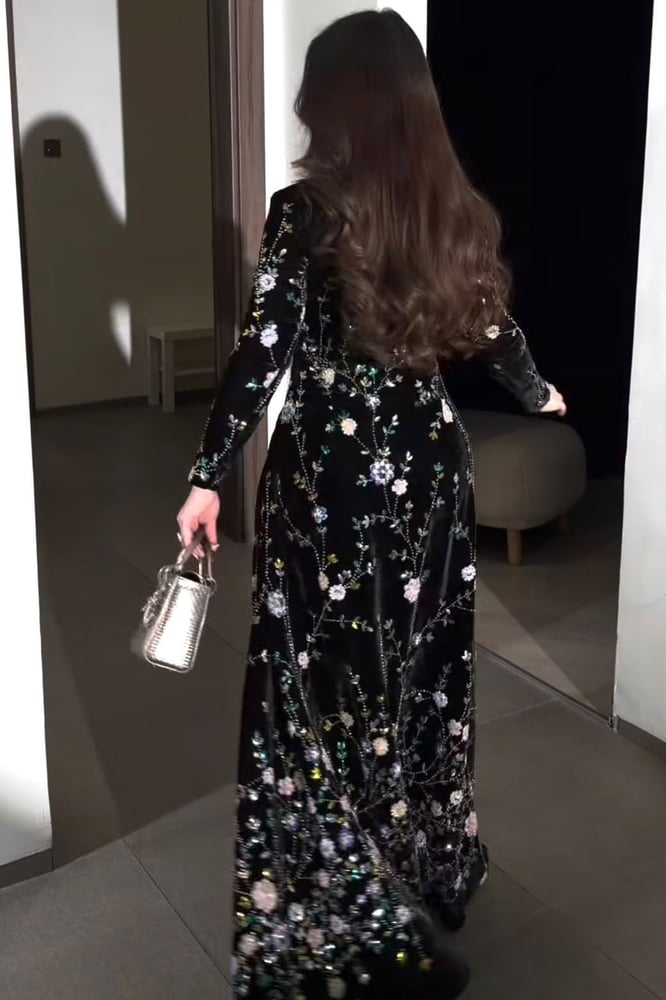 فستان سهرة أسود بتطريز ورود ملونة وياقة مربعة