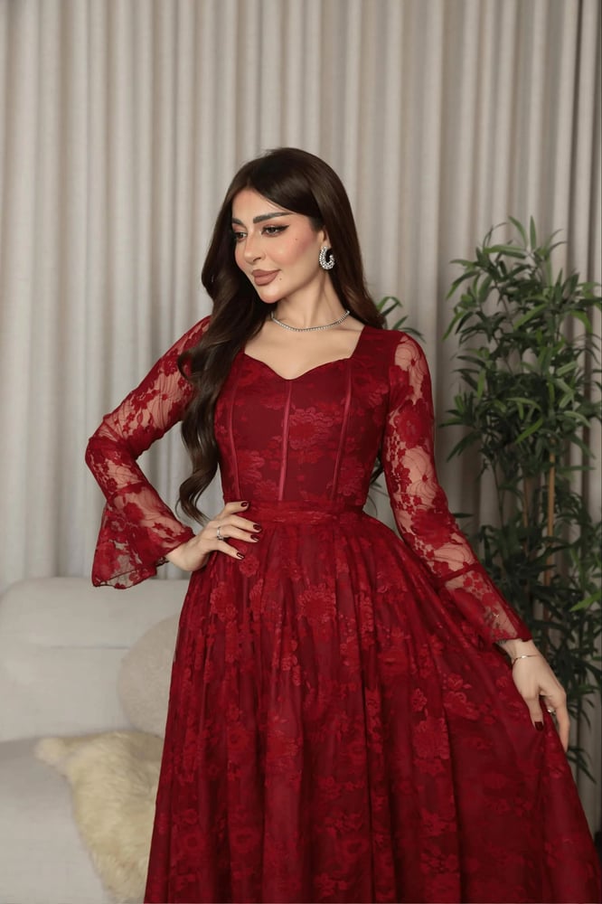 فستان ميدي دانتيل أحمر بأكمام جرس