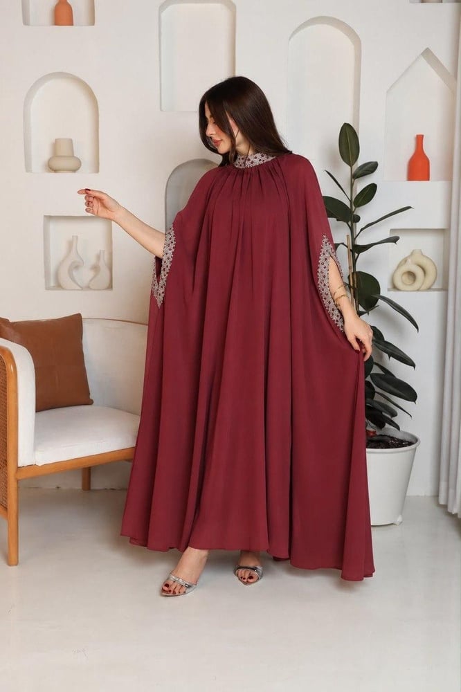 فستان سهرة برغندي بقصة كاب وتطريز فضي