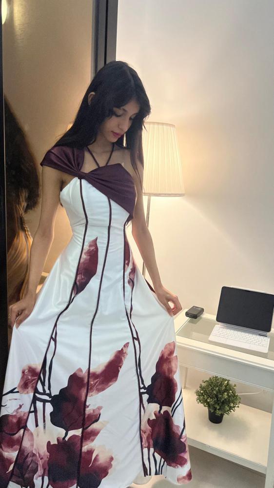 فستان حرير مشجر بتصميم انسيابي