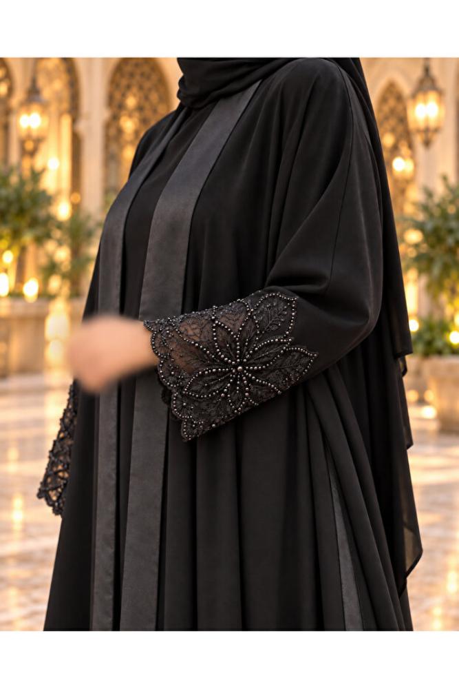 عباءة نسائية سوداء مفتوحة بأكمام مزينة بالزهور