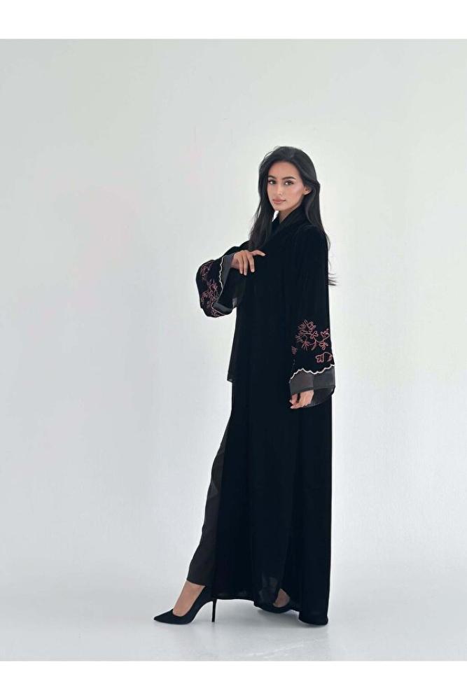 عباية مخمل بأكمام مطرزة