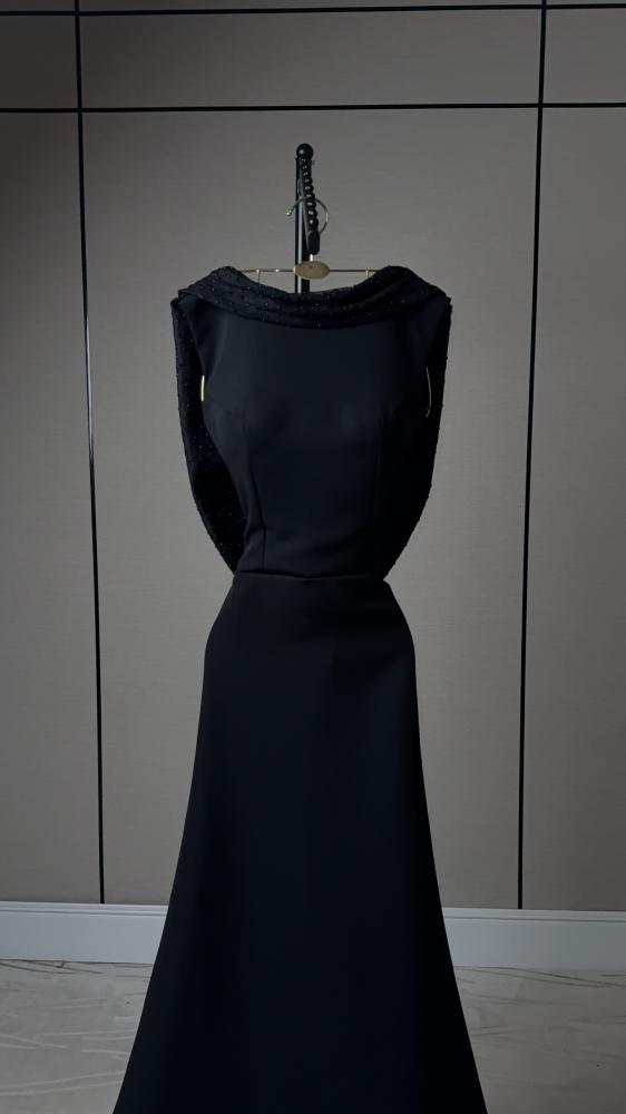 فستان اسود كلاسيكي فاخر بـ outfito