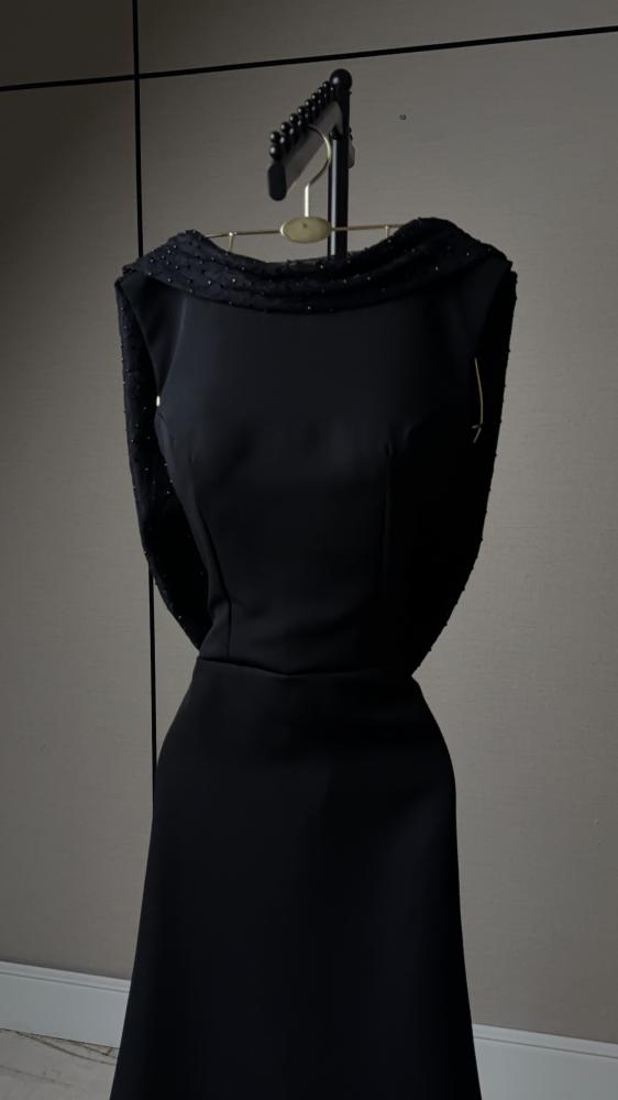 فستان اسود كلاسيكي فاخر بـ outfito