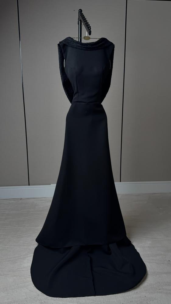 فستان اسود كلاسيكي فاخر بـ outfito