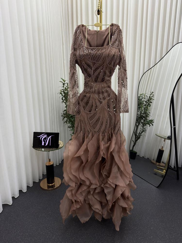 فستان سهرة بني أنيق وفاخر بـ outfito