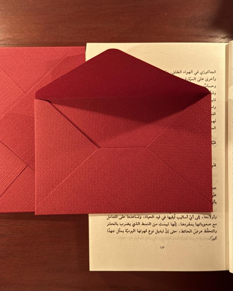 ظروف حمراء