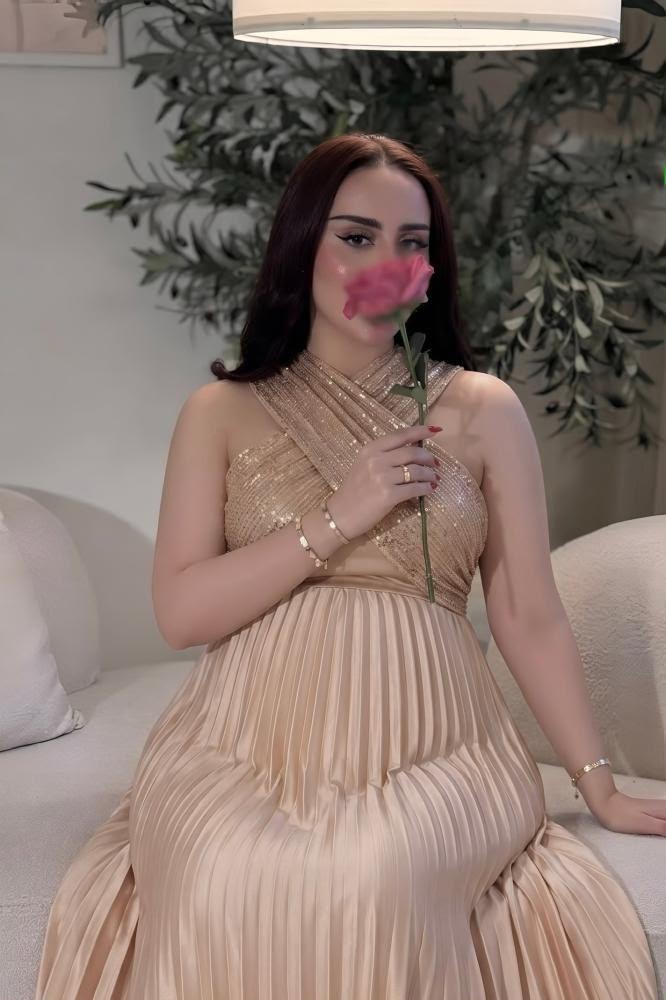 فستان سهرة بيج نود بياقة x مطرزة وتنورة ساتان بليسيه انسيابية