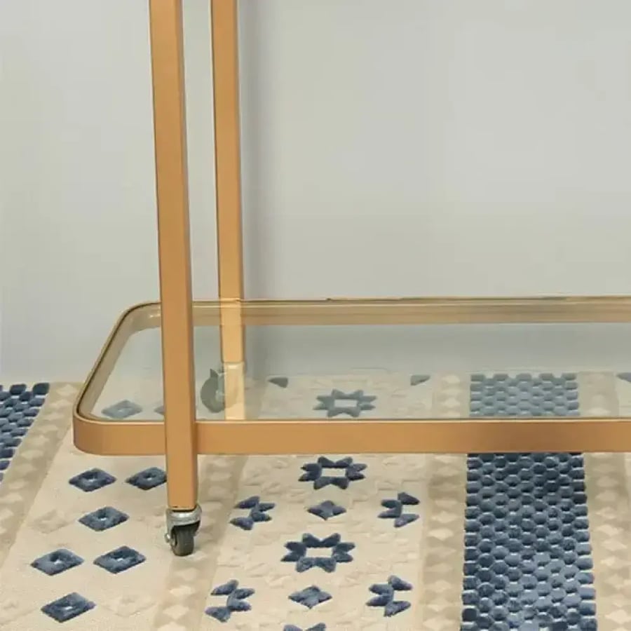 العجلة والدور السفلي الزجاجي عن قرب