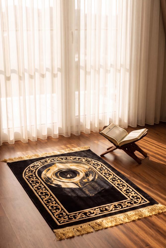 Prayer rugs with Kaaba motifs (gold/black)