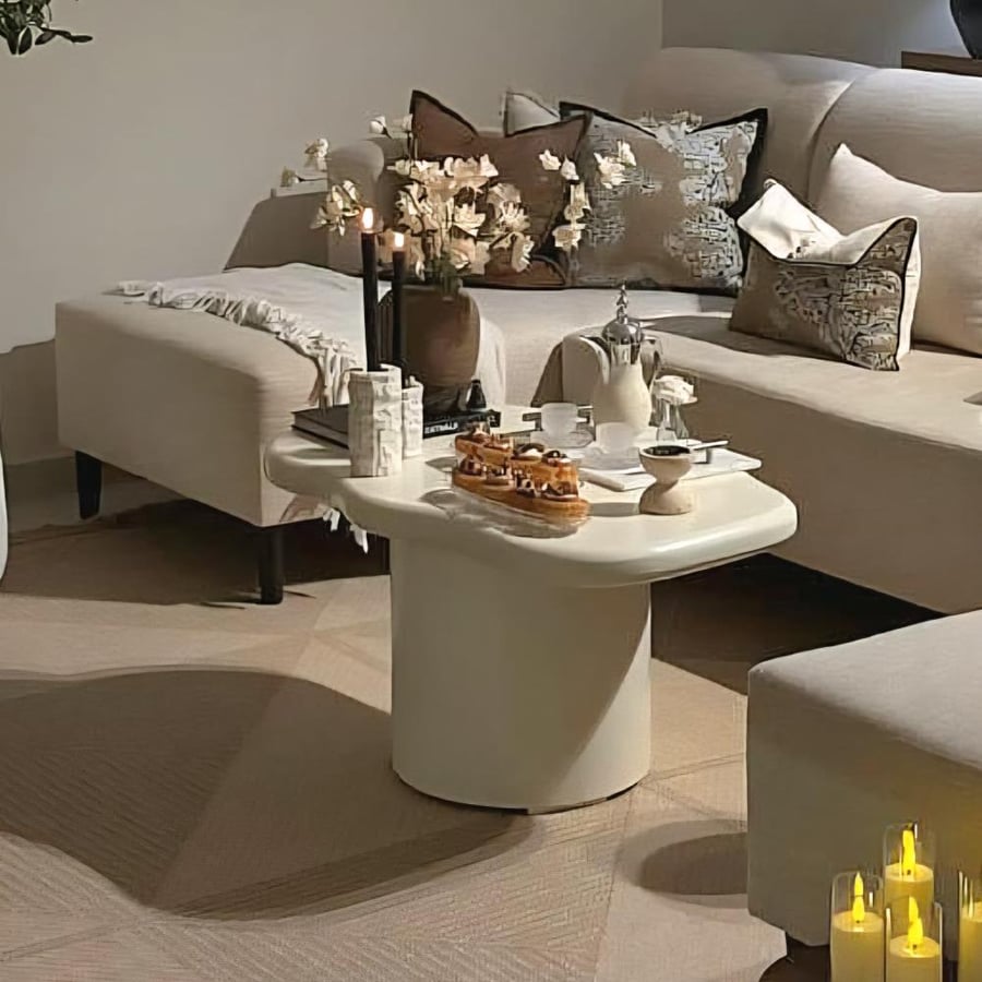 طاولة قهوة بتصميم عضوي وسطح منحني لون أوف وايت كريمي - 100×60 سم