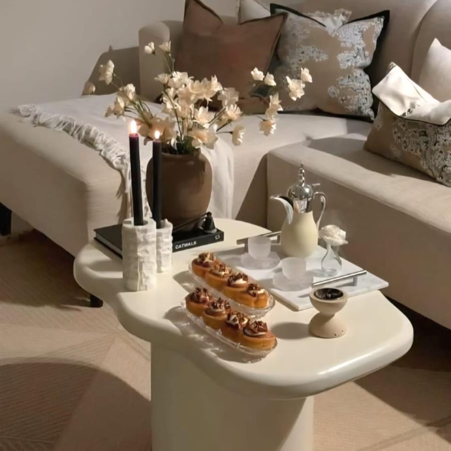 طاولة قهوة بتصميم عضوي وسطح منحني لون أوف وايت كريمي - 100×60 سم