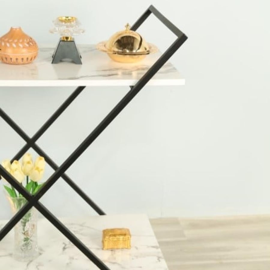 عربة ضيافة (ترولي) معدنية سوداء بتصميم "X" وأسطح بديل الرخام