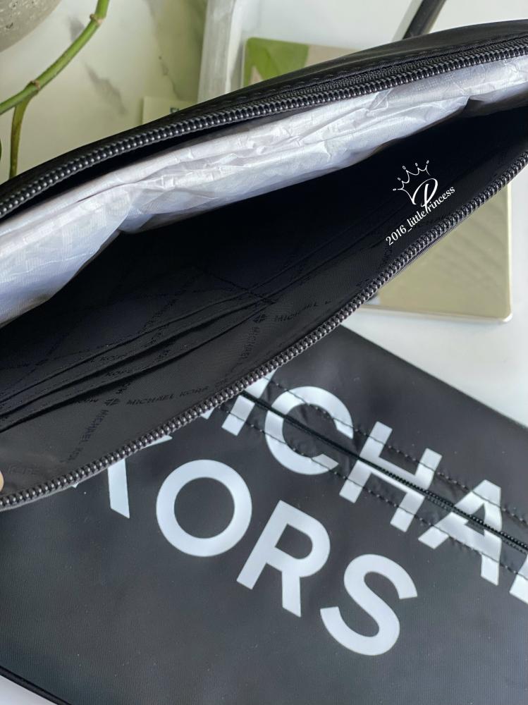 باوتش Michael Kors للجنسين