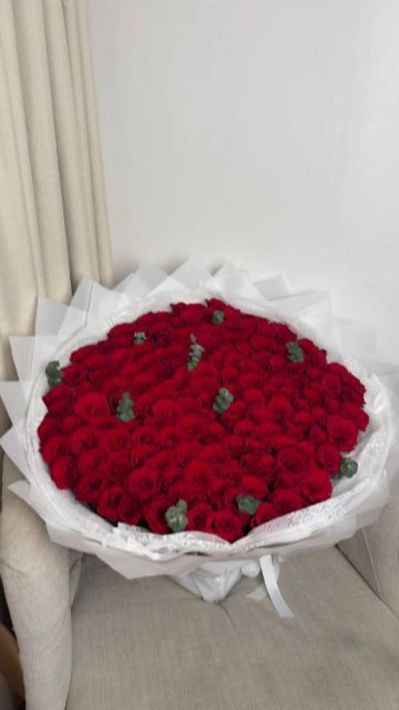 باقة-ورد-أحمر-طبيعي-بتنسيق-دائري-فاخر-مغلفة-بدانتيل-أبيض-أنيق