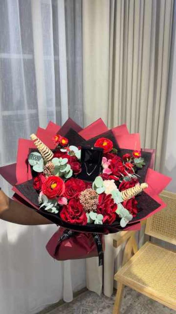 باقة-ورد-اصطناعي-أحمر-فاخرة-بتنسيق-رومانسي-مع-سلسال-ذهب-في-علبة-أنيقة