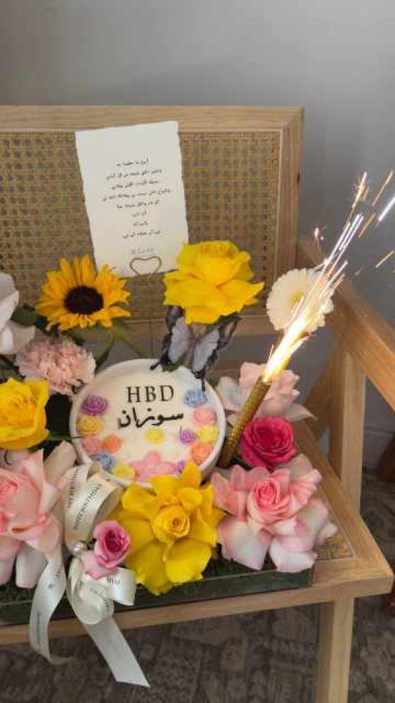 تنسيق-لحظة-عيد-ورد-طبيعي-مع-شمعة-عيد-ميلاد-مزخرفة-قابلة-لتخصيص-العبارة