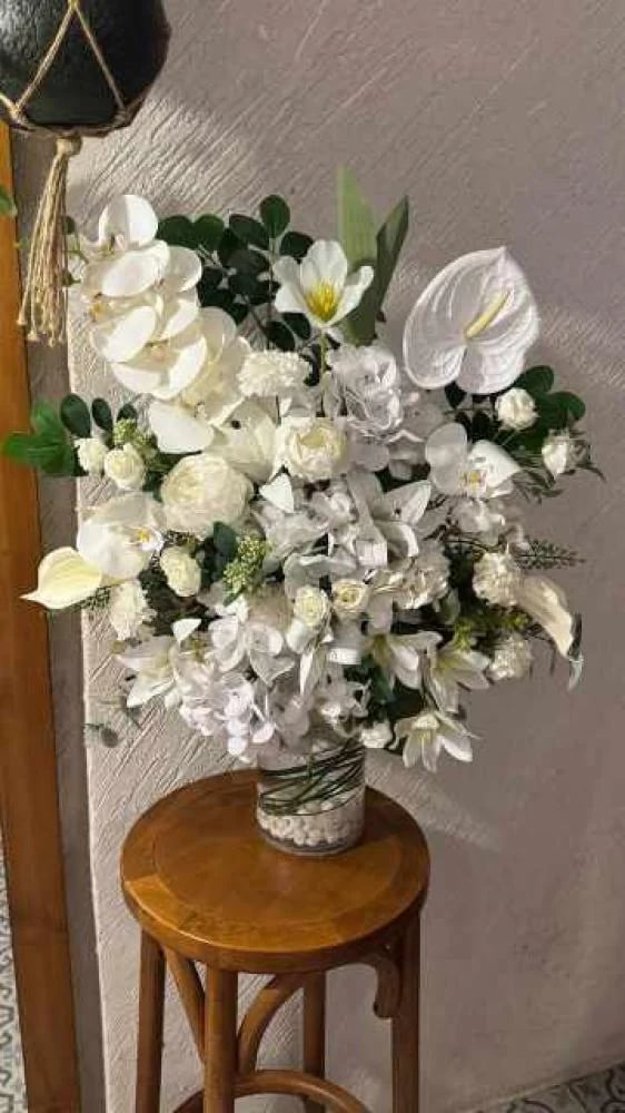 فازة-ورد-اصطناعي-أبيض-فاخر-بتنسيق-أنيق-ولمسات-خضراء-تعكس-الصفاء-والرقي