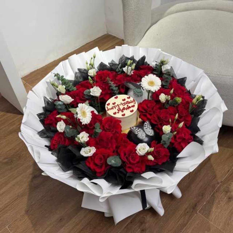 باقة-ورد-حمراء-فاخرة-مع-ورود-بيضاء-وتنسيق-راقي-يتوسطها-كيك-رومانسي