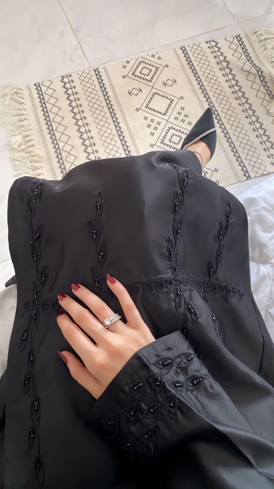 عباية بسمه قماش تفته مع تطريز يدوي