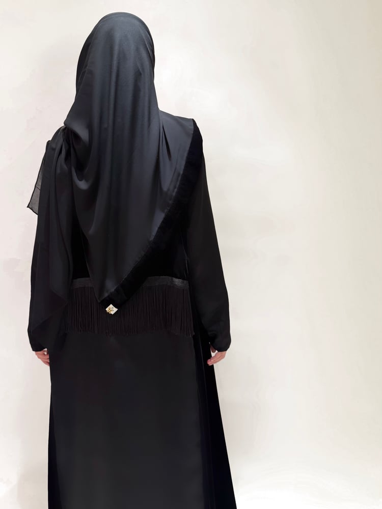‎عباية اي لاين -مخمل اسود مع حرير ياباني — هدب