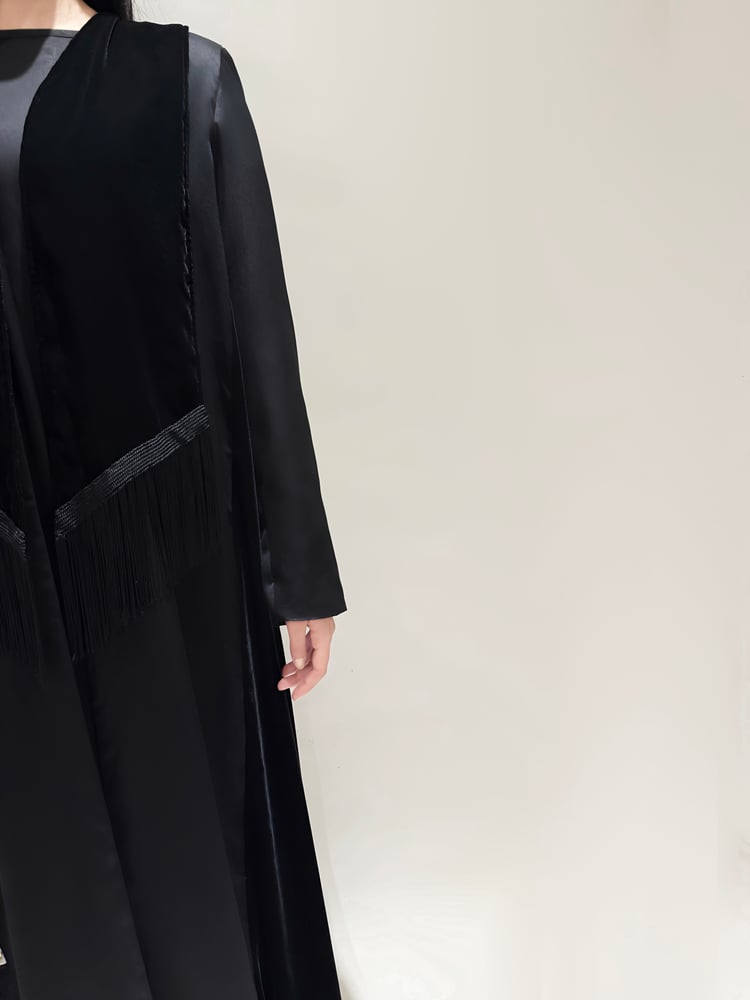 ‎عباية اي لاين -مخمل اسود مع حرير ياباني — هدب