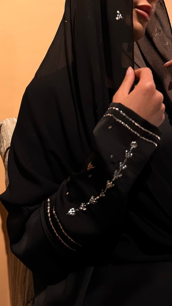 عبايه حرير بأكمام بتطريز النقدة من قصب الفضة
