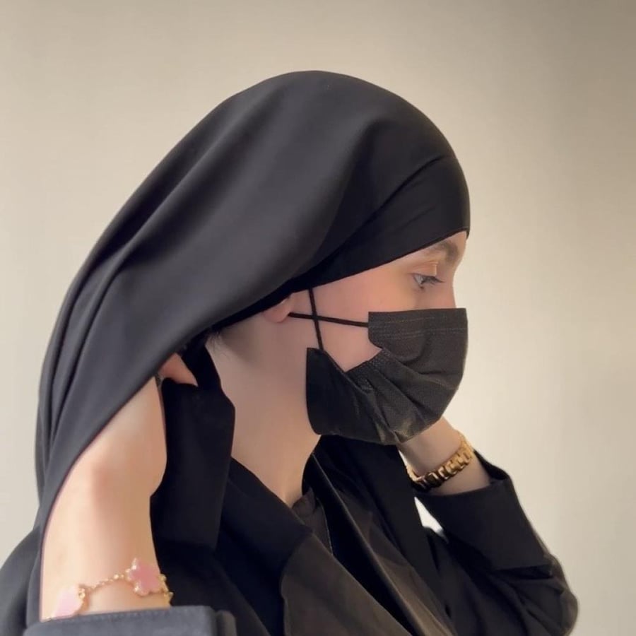 Headscarf tying