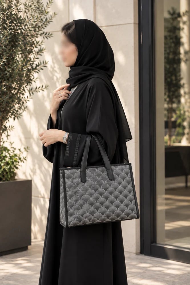 حقيبة توت نسائية فاخرة باللون الرمادي والأسود بنقشة مروحية مخملية ومقابض جلدية