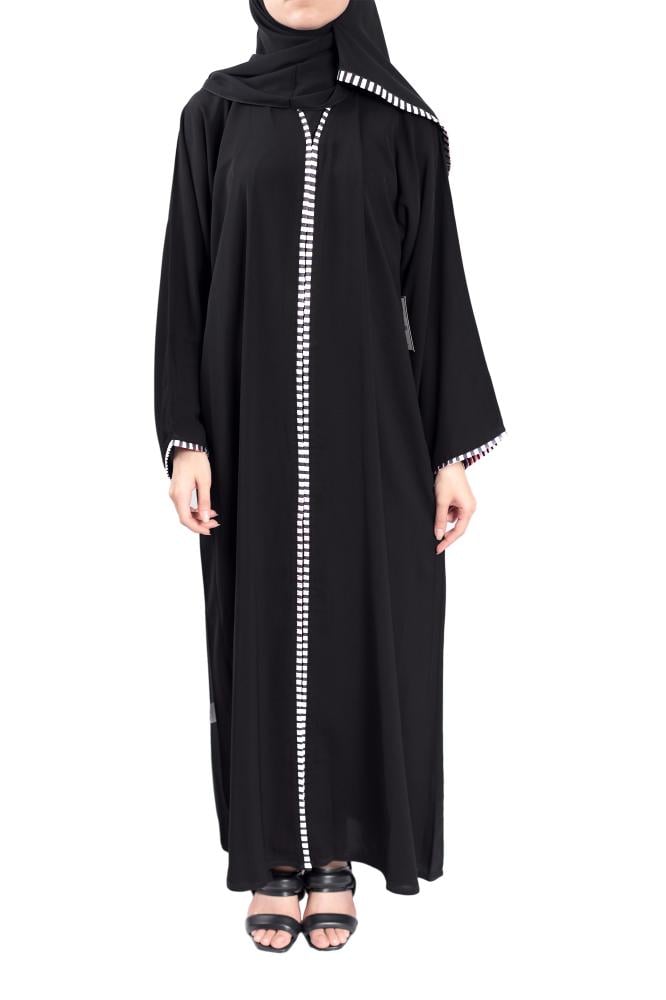 عباءة "نسمة الثلج" المطرزة (Royal White-Embroidery Abaya)