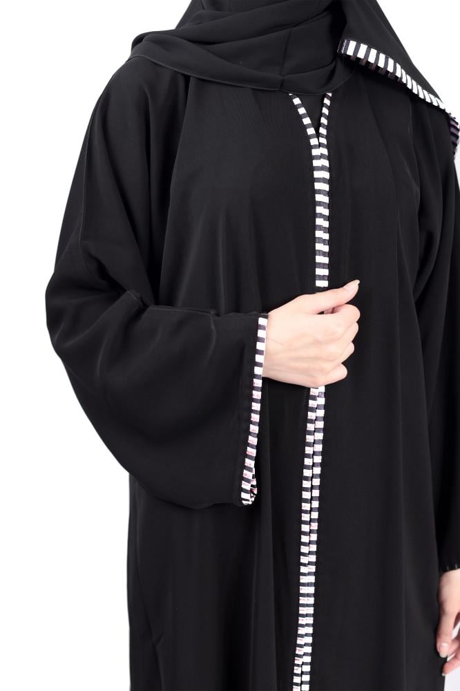 عباءة "نسمة الثلج" المطرزة (Royal White-Embroidery Abaya)