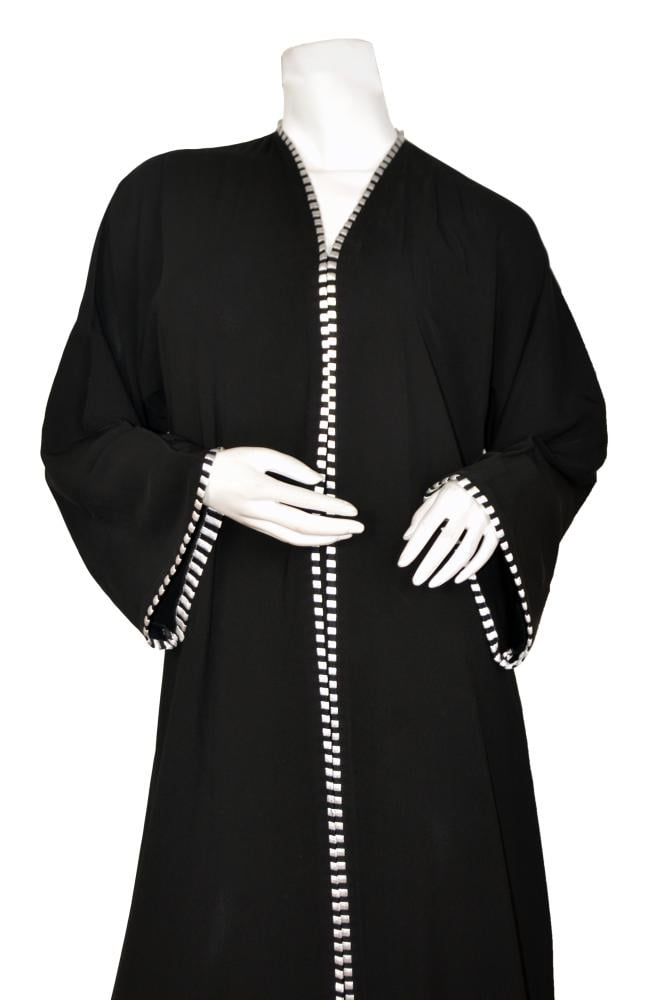 عباءة "نسمة الثلج" المطرزة (Royal White-Embroidery Abaya)
