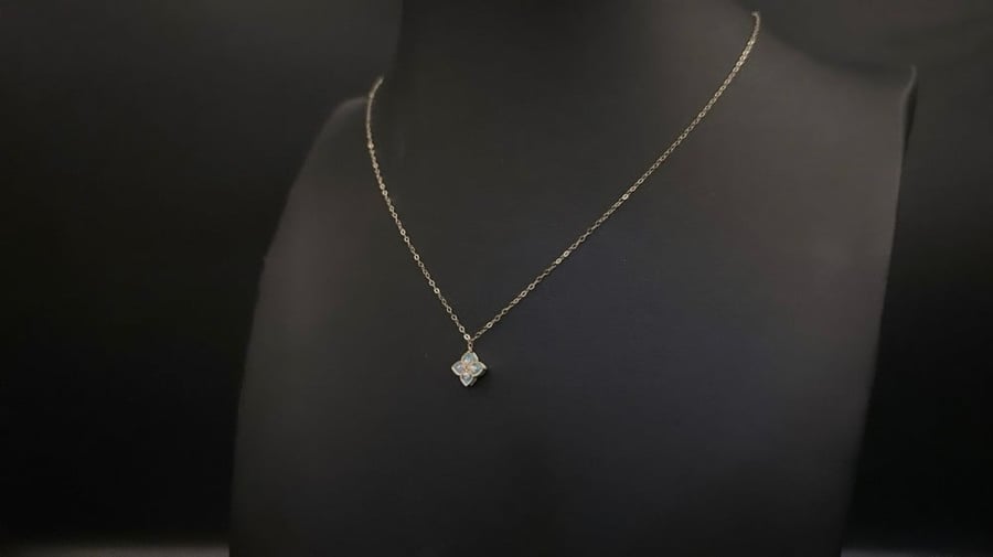 عقد ذهب عيار 18
