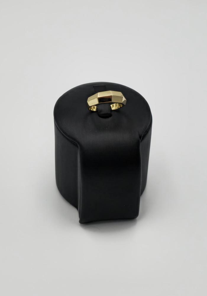 18 karat gold ring