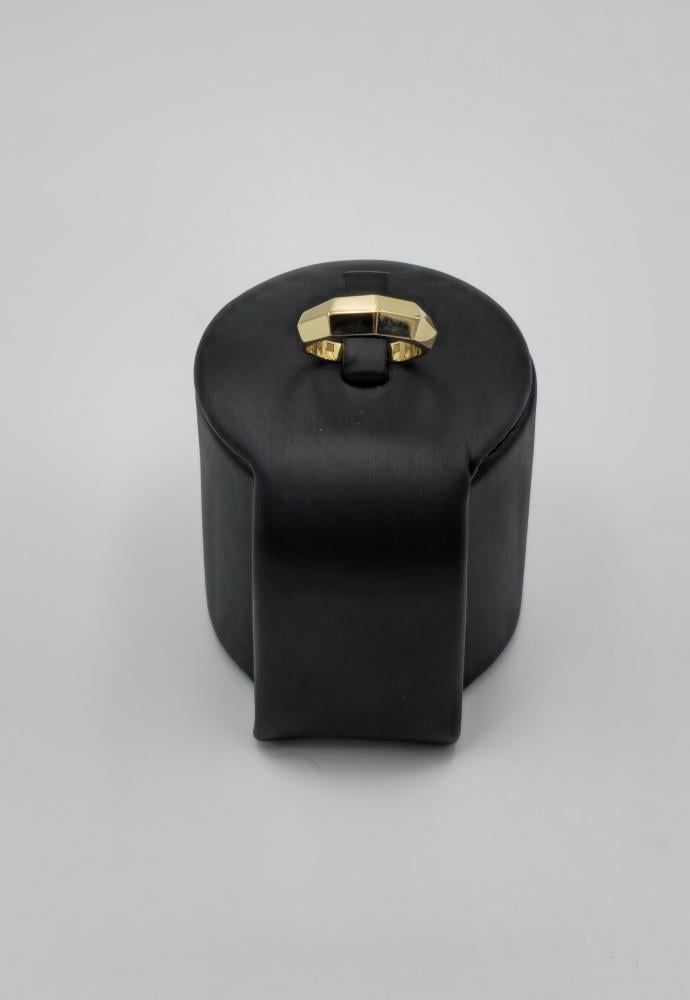 18 karat gold ring