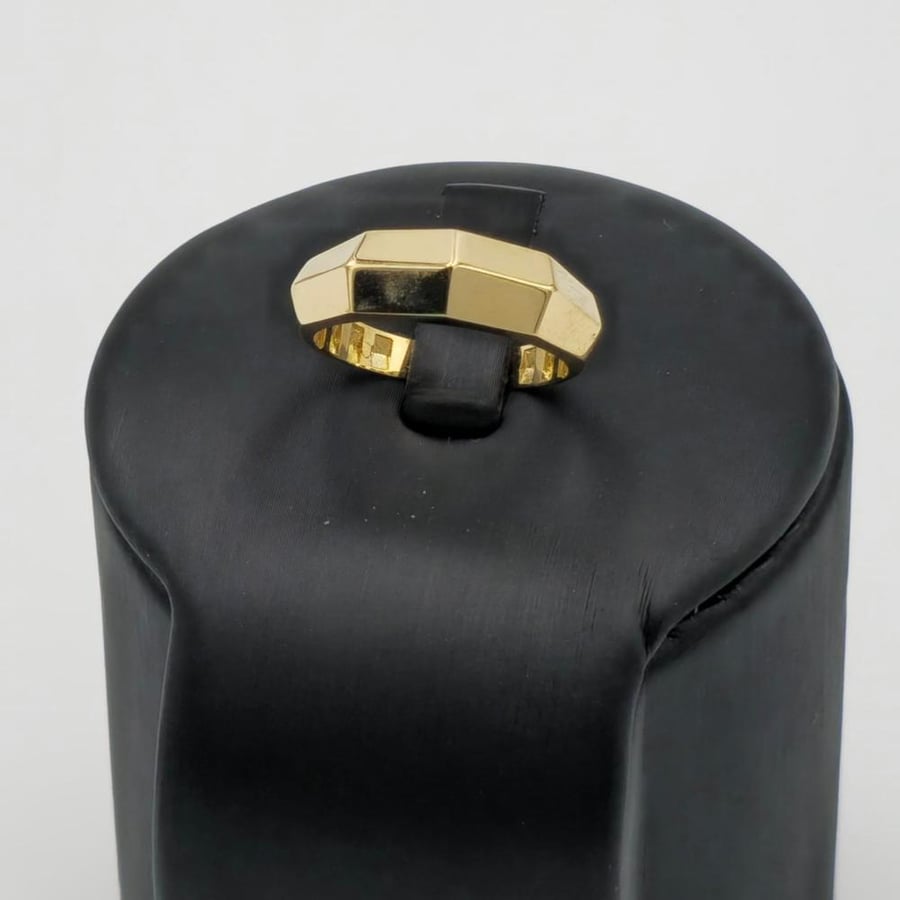 18 karat gold ring