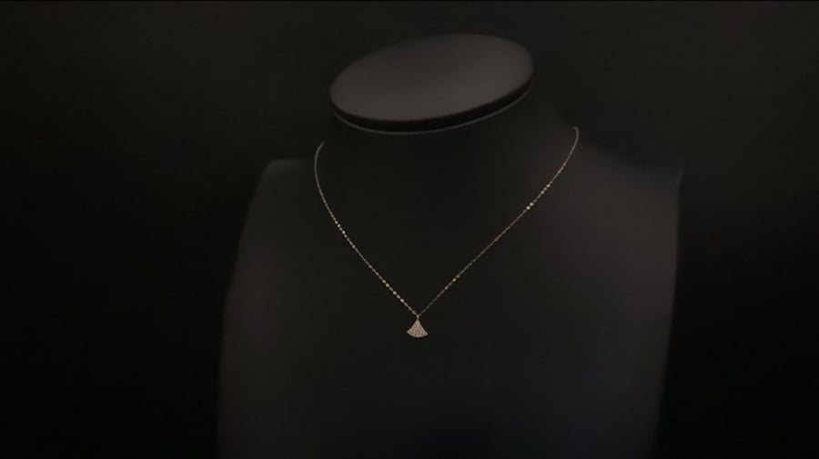 عقد ذهب عيار 18
