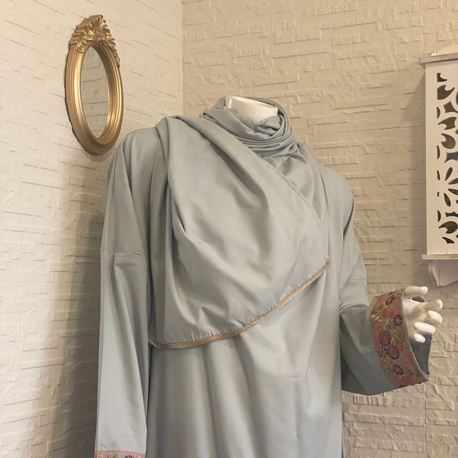شرشف رداء الصلاة - لف مفتوح- سماوي بكلفة مطرزة