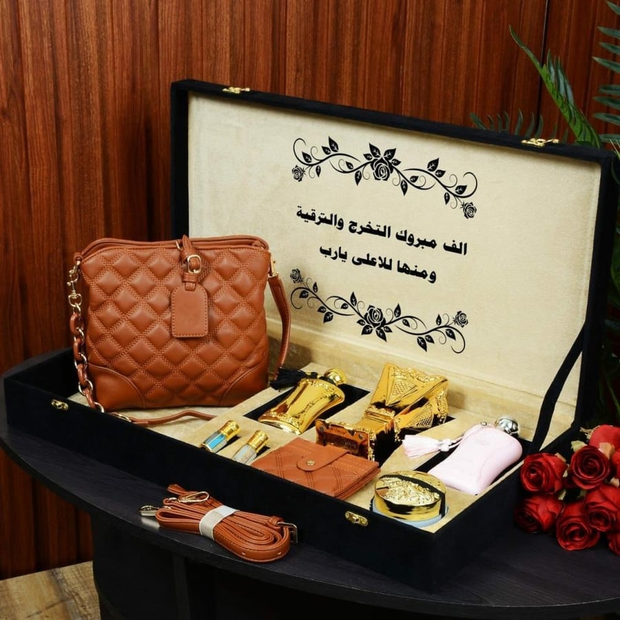 بوكس هدايا نسائية فاخر يحتوي على شنطة بنية وعطور ومبخرة ذهبية مع تغليف
