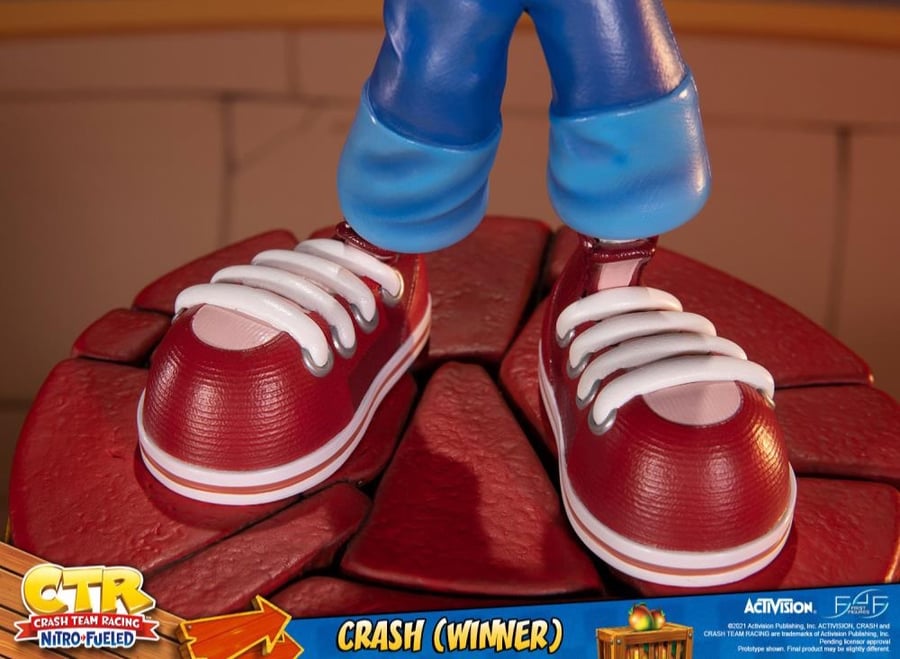 Crash Winner Standard / Polyresin Statue