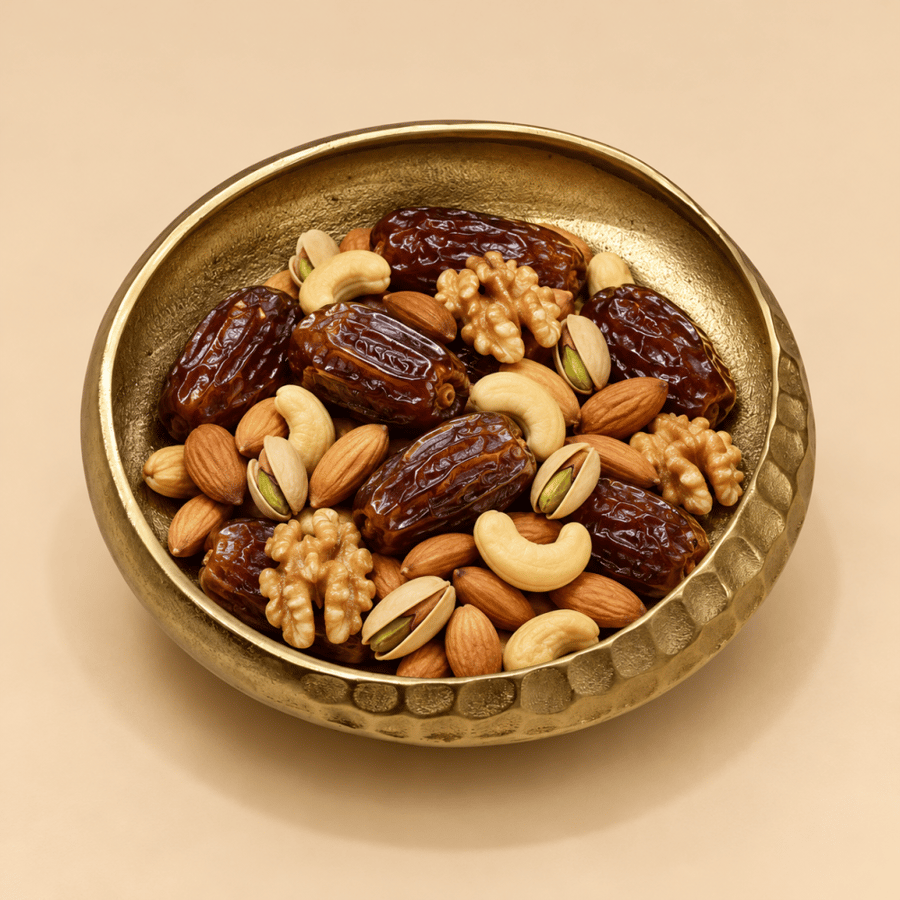 استخدام صحن التقديم الذهبي للتمور والمكسرات