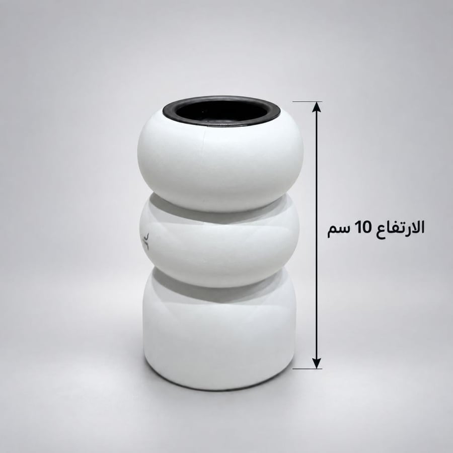 شمعدان أبيض بتفاصيل سوداء – ارتفاع 10 سم