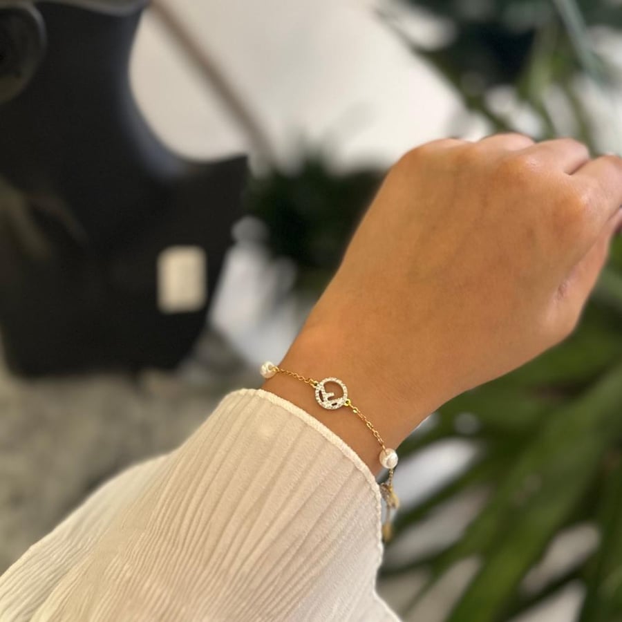 Gold bracelet with pearl