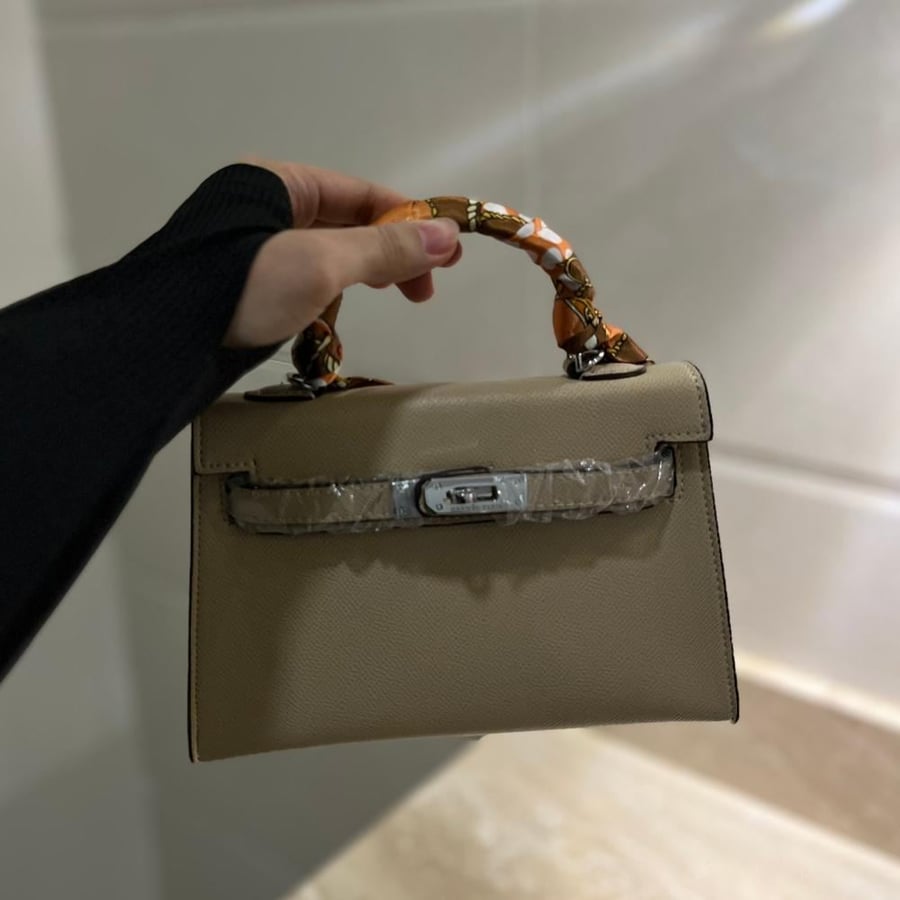 حقيبة باللون البيج الجلد