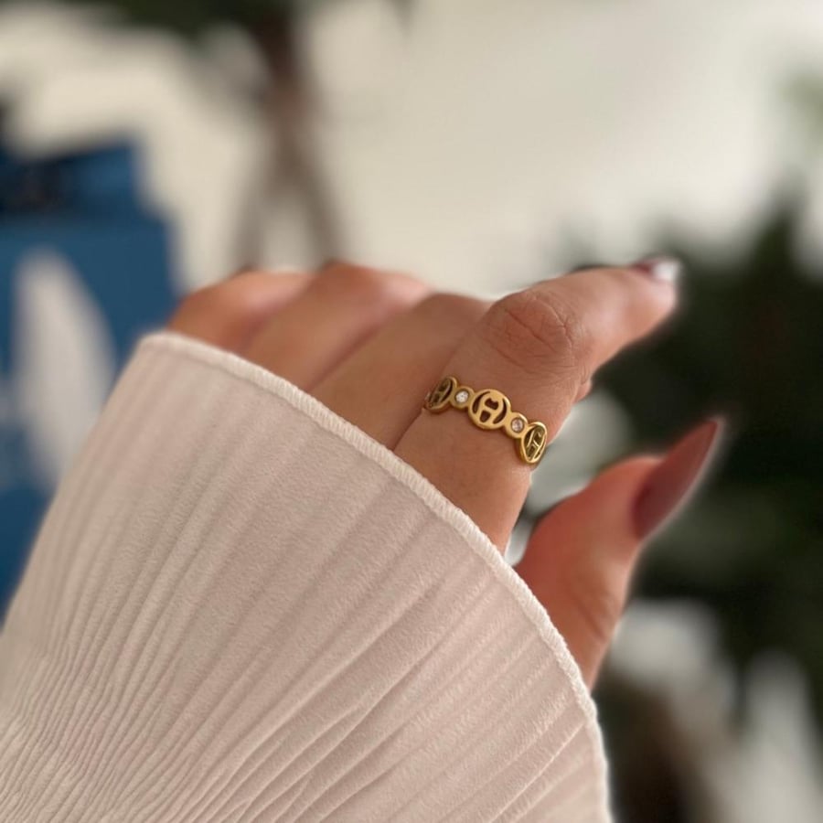 Elegant gold ring
