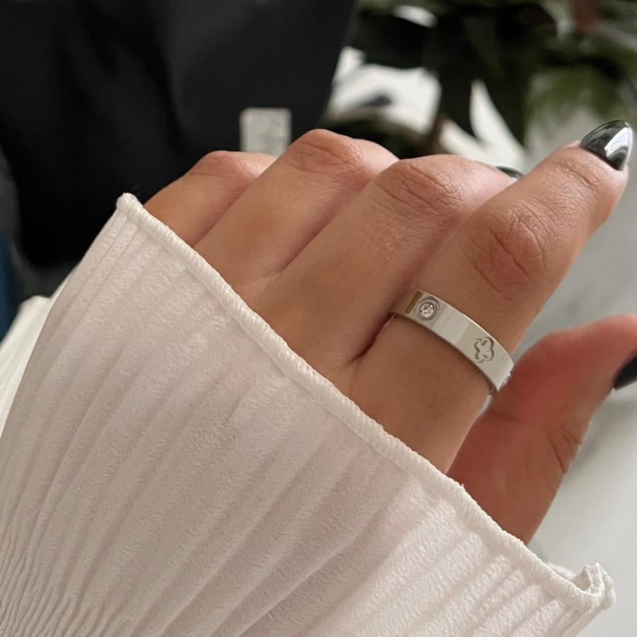 Silver ring with crystal (with pouch and box as shown in the picture)