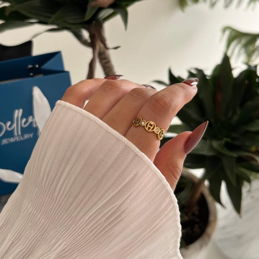 Elegant gold ring