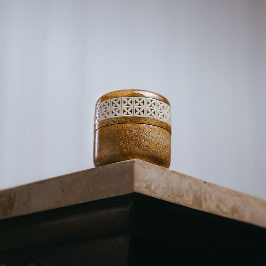 مبخرة خشبية اسطوانية مع غطاء